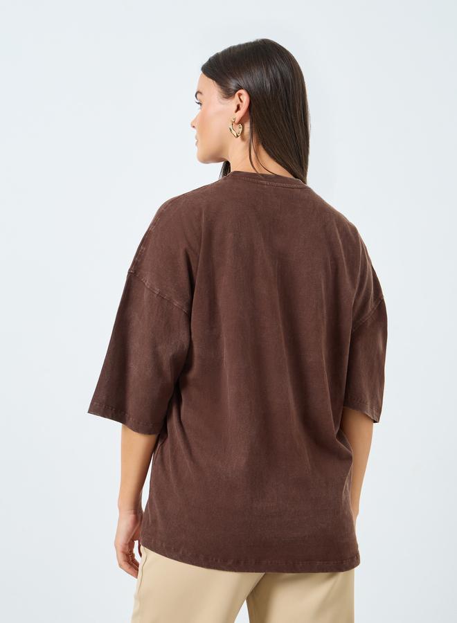 Styli Brown Oversized Washed T-Shirt with Badge Detail - Image 4